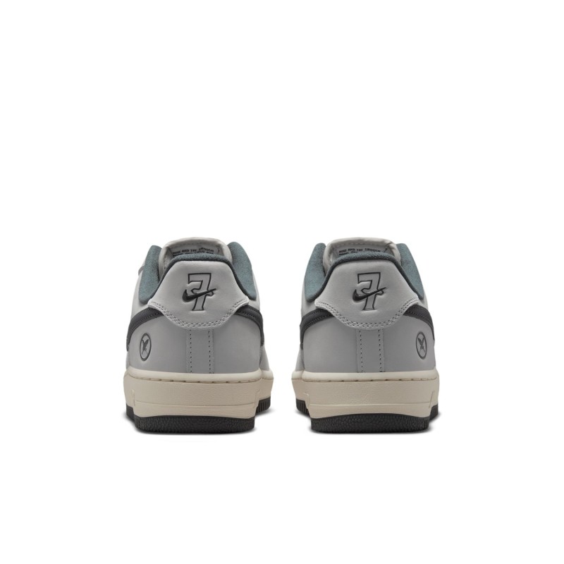 NIKE SB AIR FORCE 1 X YUTO